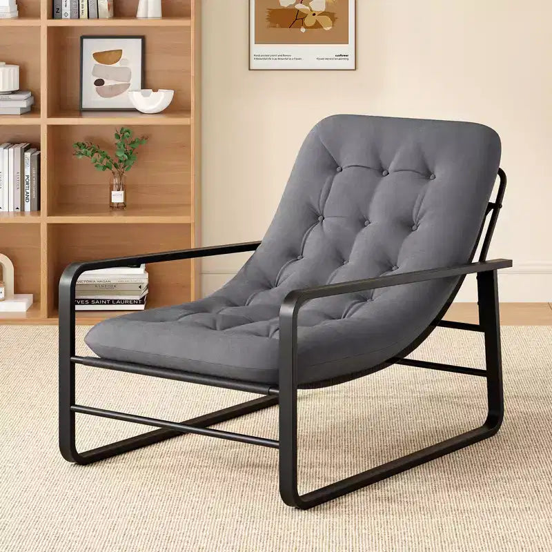 Poltrona di design moderna trapuntata con struttura in metallo, seduta singola