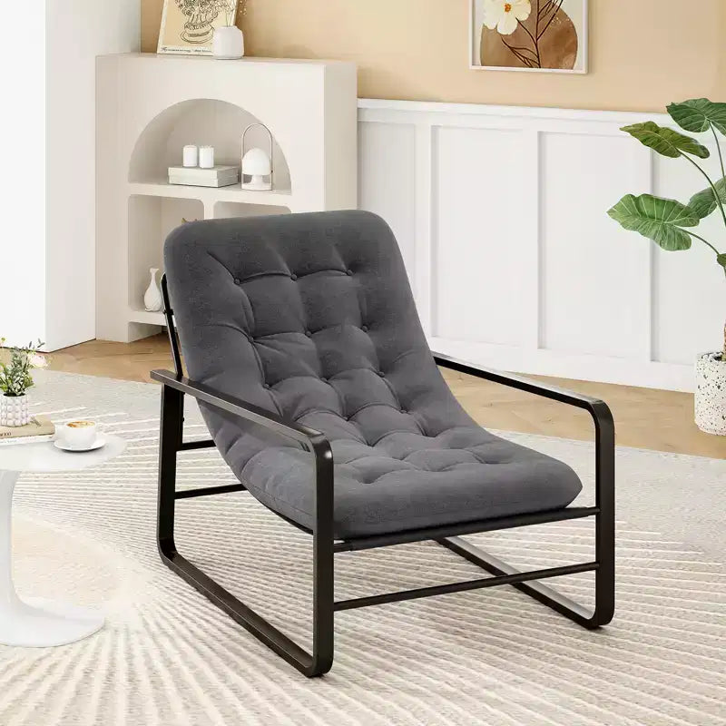 Poltrona di design moderna trapuntata con struttura in metallo, seduta singola